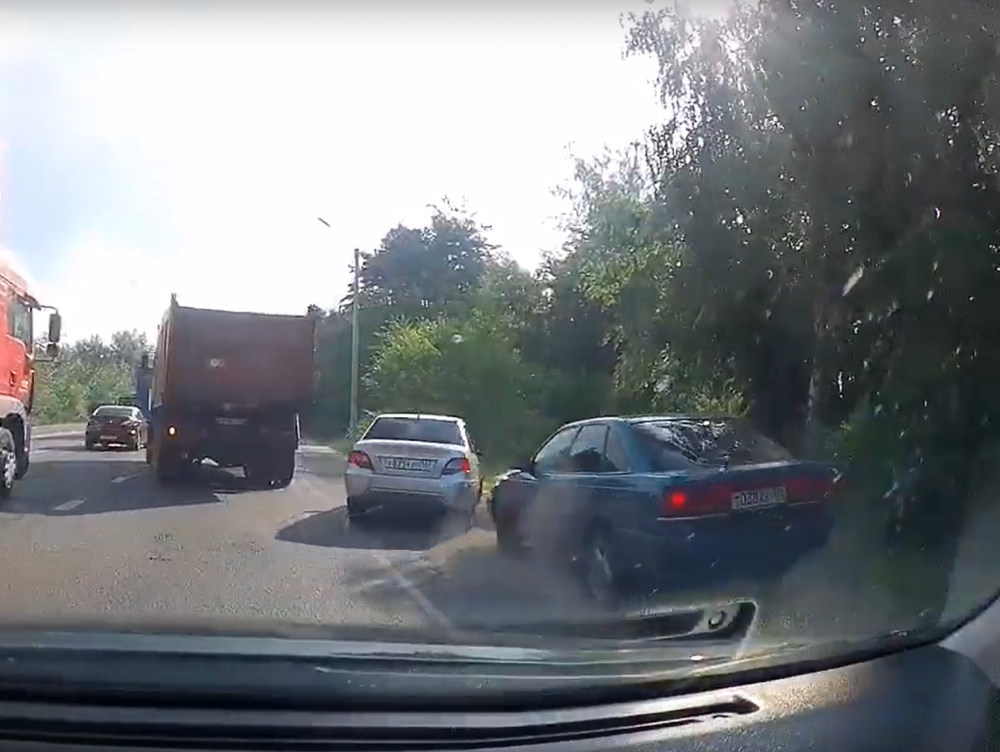 Двое обочечников попали в нелепую ситуацию на дороге в Воронеже