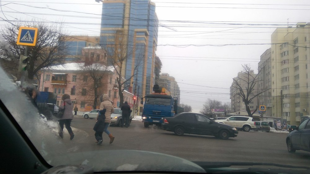 В Воронеже столкнувшиеся автокран и ВАЗ парализовали движение на Московском проспекте