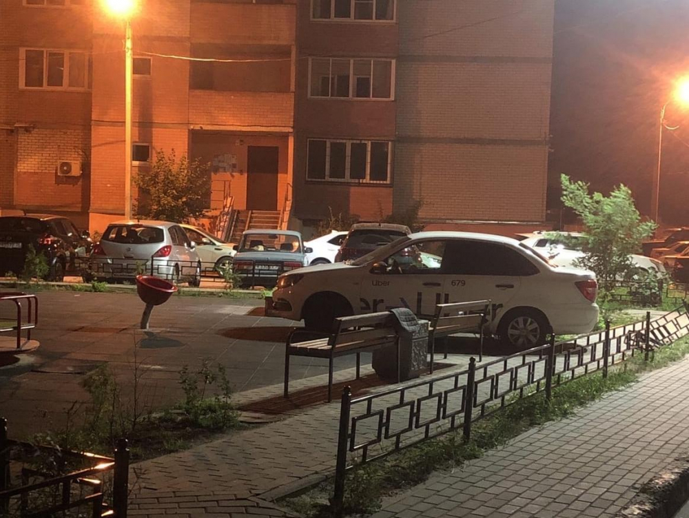 В Воронеже таксист протаранил детскую площадку, на которой были люди