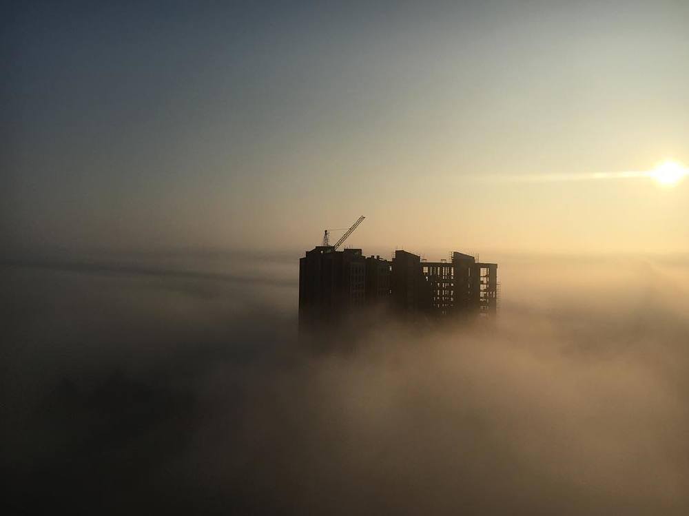 Снимок недостроенной высотки в тумане восхитил воронежцев