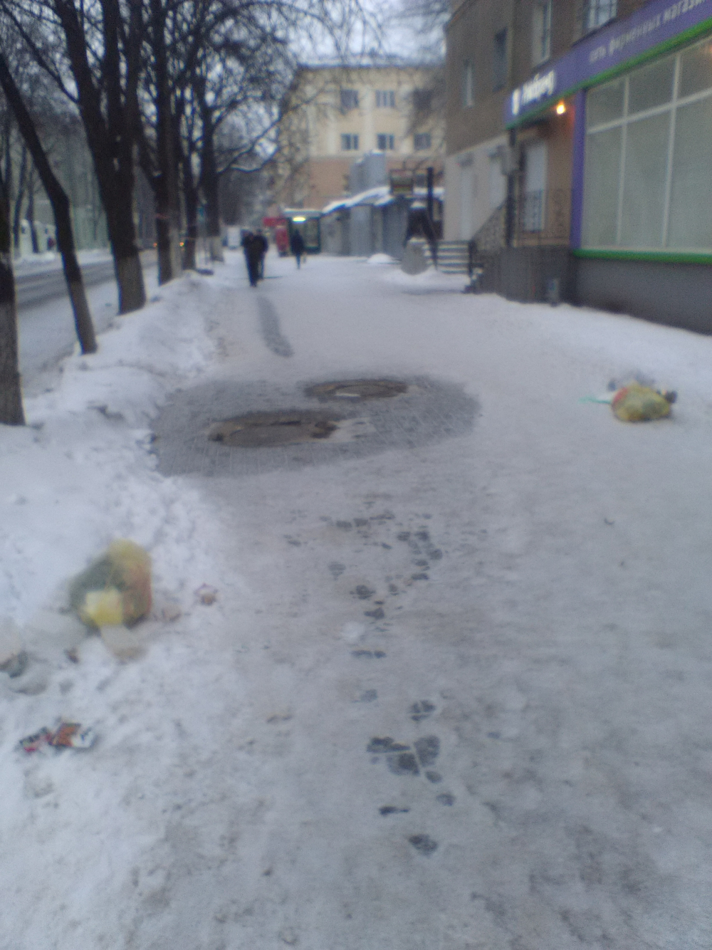 Жители центра Воронежа выкидывают мусор на головы прохожих
