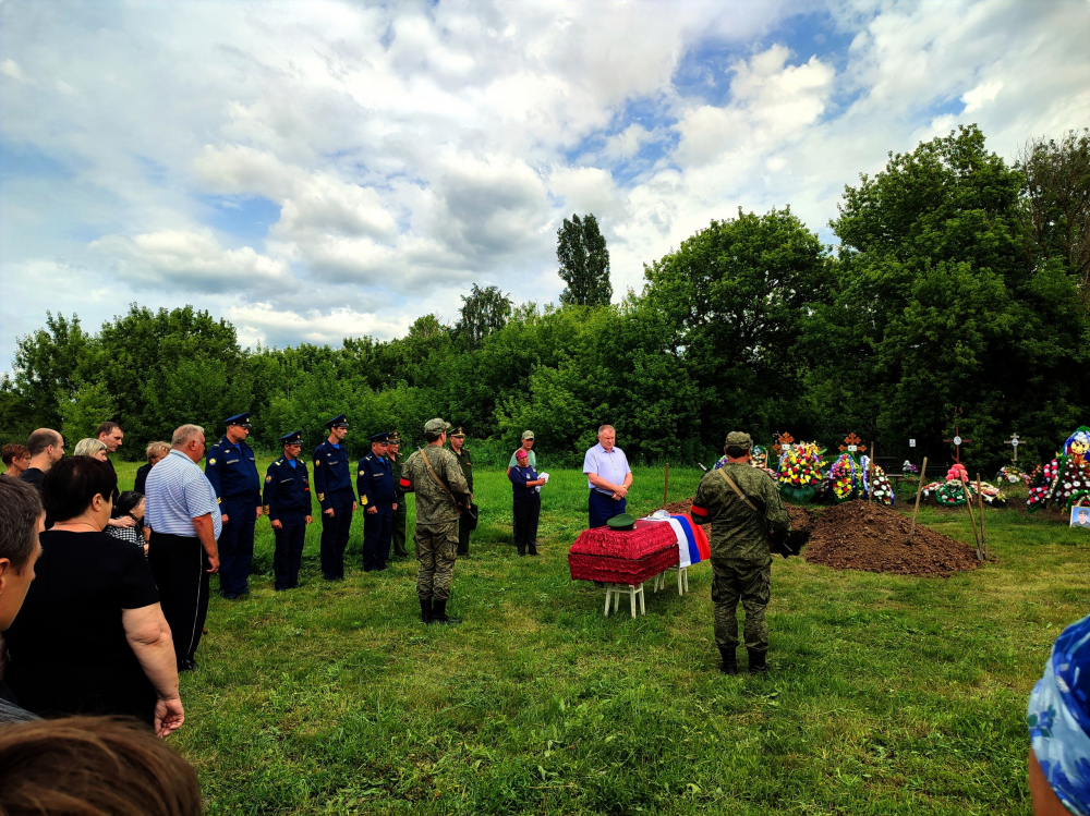 «Сердце обливается слезами»: с погибшим на Украине солдатом простились в Воронежской области