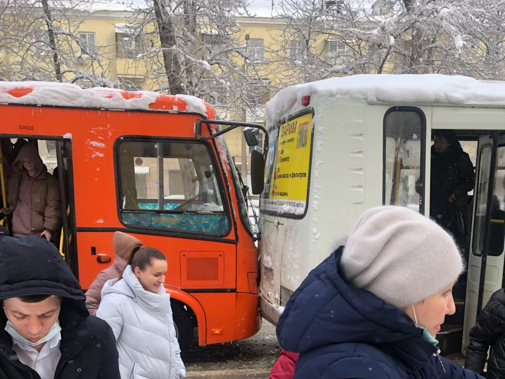 «Дружеское» столкновение автобусов в центре Воронежа показали в соцсетях