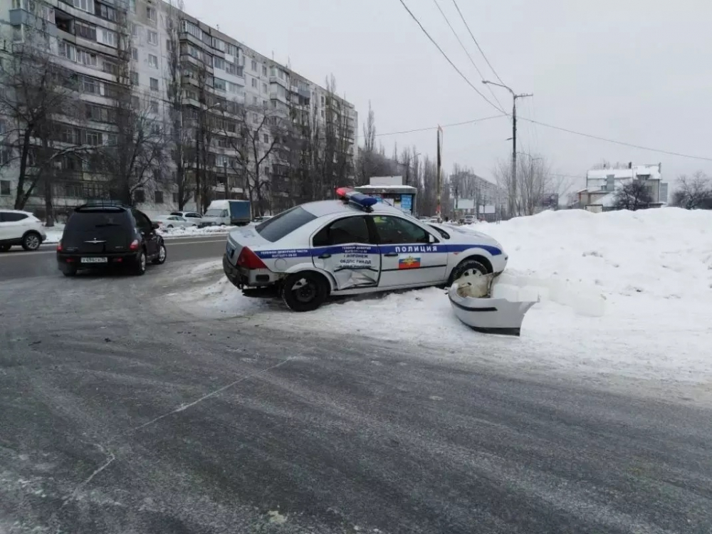 Полицейский Ford улетел в сугроб после столкновения в Воронеже