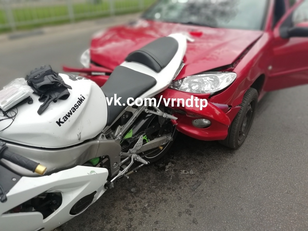 Мотоцикл Kawasaki унизил Peugeot при ДТП в Воронеже