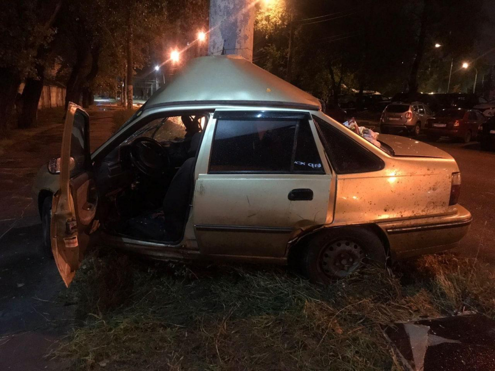 В Воронеже 28-летний водитель на скорости ночью влетел в фонарный столб
