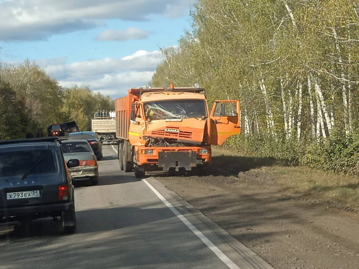 КАМАЗ протаранил стену на заводе