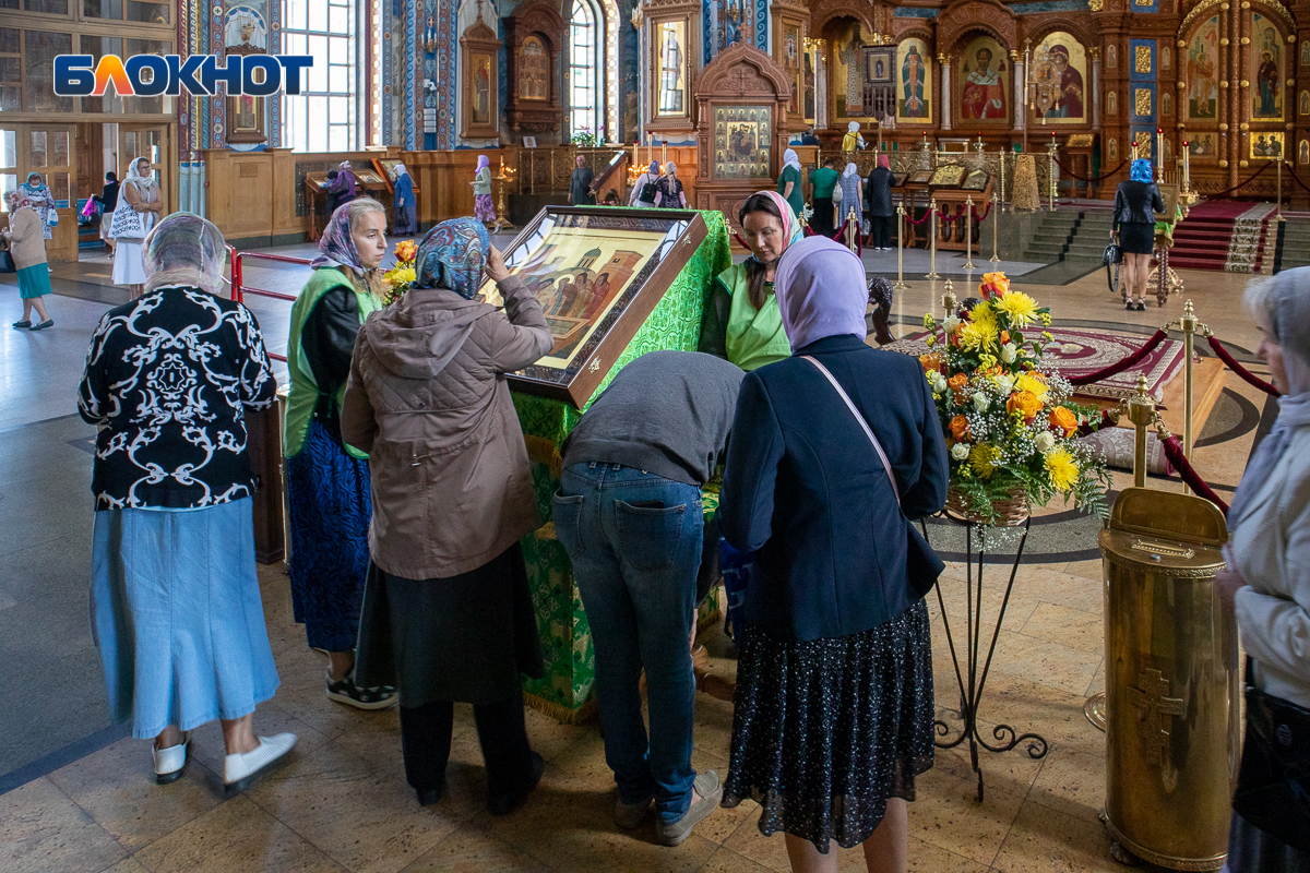 Где находятся мощи радонежского. Мощи Сергия Радонежского в Оренбурге. Мощи Сергия Радонежского открытые. Как выглядят святые мощи. Мощи Сергия Радонежского в Краснодаре.