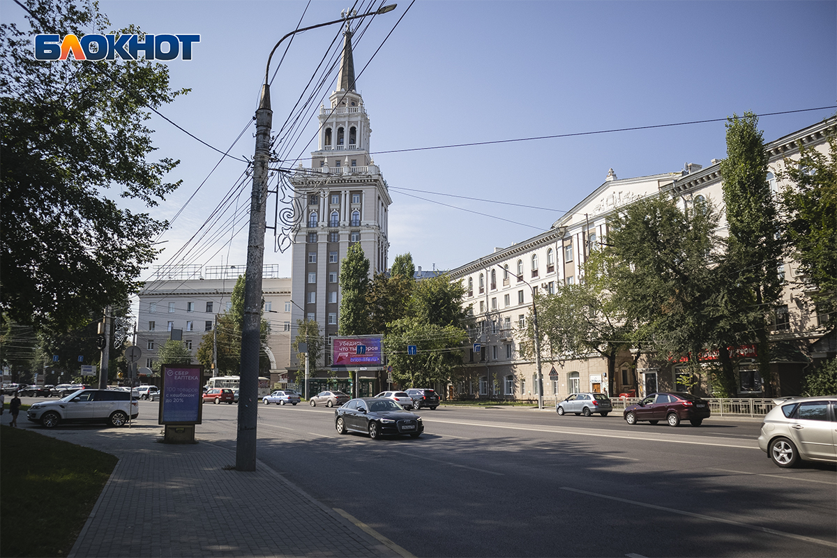 Девицкий выезд воронеж. Высотка на Кольцовской Воронеж. Воронеж сталинская высотка Девицкий выезд. Дом со шпилем Воронеж Кольцовская. Башня Девицкий выезд Воронеж.