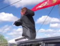 Сумасшедший поступок парня с флагом сняли на дороге в Воронеже
