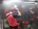 Это второй день рождения курьера: падение лифта в воронежской многоэтажке попало на видео