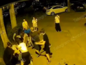 Кинулись толпой: жестокая массовая драка попала на видео в Воронеже
