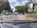 Загорающую женщину посреди проезжей части сняли на видео в Воронеже