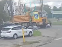 Момент наезда грузовика на 2-летнюю девочку и её маму попал на видео в Воронеже