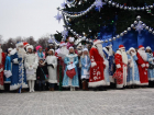 Воронеж превратился в новогоднюю сказку с появлением 300 Дедов Морозов и Снегурочек