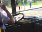 Воронежцы высмеяли водителя автобуса, лузгающего семечки за рулем