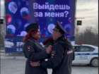 Хоровод из патрульных авто: сотруднице полиции сделали необычное предложение в Воронеже
