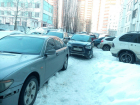В Воронеже автохамы заблокировали машинами проход к подъезду многоэтажки