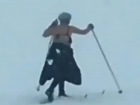 Разъезжающую на лыжах пенсионерку в купальнике сняли на видео в Воронеже