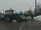 В Воронеже трактор загреб под себя автомобиль
