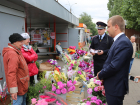 В преддверии Дня знаний воронежские власти с полицией проверили торговцев цветами