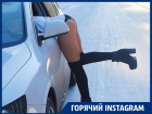 На заснеженной воронежской трассе сняли девушку в мини-трусиках 