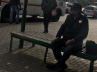 Пенсионера в образе американского шерифа сняли на фоне ковидного Воронежа