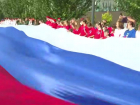 Гигантский триколор в честь Дня флага развернули на Придаченской дамбе в Воронеже