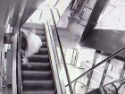 На видео попало жесткое падение пенсионерки с эскалатора в торговом центре Воронежа