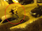Близнецы-грабители, избивающие женщину железной трубой в Воронеже, попали на видео 