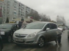 На видео попало, как в Воронеже неадекват устроил разборки посреди дороги