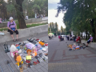Стихийный блошиный рынок сняли на фото около парка «Танаис» в Воронеже