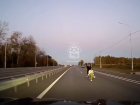Недетские забавы посреди дороги сняли под Воронежем