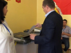 Засовывающий бюллетень в КОИБ кандидат Бурцев попал на видео в Воронеже
