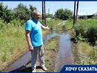 Канализация затопила дорогу в Россоши Воронежской области 