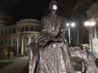 Памятник Бунину заботливо обезопасили от коронавируса в Воронеже 