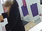 «Хотела сделать подарок»: воровка подменила сумочки и эпично попала на видео в ПВЗ в Воронеже