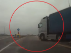 Воронежский автомобилист снял на видео страшные маневры дальнобойщика по дороге в Елец