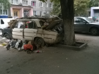 Воронежцы жалуются на стоящую во дворе машину, которая засыпана мусором