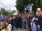 «Это похоже на мясорубку!» - жители Воронежа пожаловались на сильную давку на параде Победы