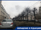 Автомобилисты превратили газон в грязевую ловушку в Воронеже 