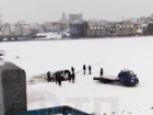 На видео попало, как иномарка ушла под лед на Воронежском водохранилище