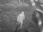 Ночное уничтожение видеокамер у подъезда попало на видео в Воронеже
