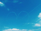 На авиашоу в Воронеже самолеты нарисовали в небе сердце и пронзили его стрелой