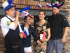 Харизматичных фанатов сборной России встретили на улице в Воронеже 