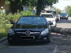 Дерево рухнуло на спортивный Mercedes за 5 млн рублей в центре Воронежа
