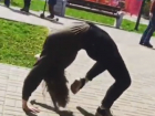Девушка прошлась по воронежскому парку, как паук, и попала на видео