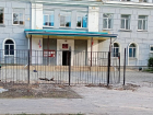 Снесенную довоенную ограду сменили на «жиденький» забор в Воронеже