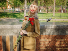 Известная модель устроила фотосессию в военной форме у Вечного огня в Воронеже 