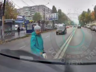 Старушка решила поиграть с судьбой на оживленной дороге в Воронеже 
